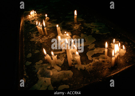 Bougies dans la crypte de la Basilique de Notre Dame de Copacabana, le Lac Titicaca, en Bolivie Banque D'Images