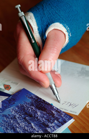 Monsieur l'écriture avec la main dans un bandage en plâtre Banque D'Images