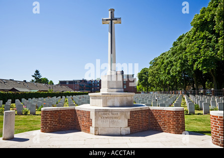 À la croix centrale du cimetière militaire du Commonwealth à Uden, Pays-Bas, Europe Banque D'Images