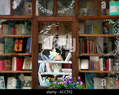 Vitrine d'une librairie de livres anciens à Montolieu en Montagne Noir en Aude France Banque D'Images