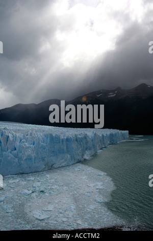 Vue sur le glacier Perito Moreno en Patagonie, Argentine, Amérique du Sud Banque D'Images