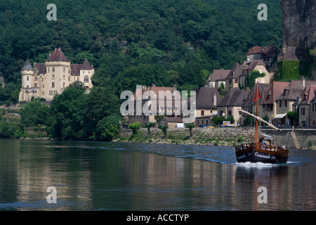 Ferme traditionnelle bateau naviguant sur la Dordogne passé La Roque-Gageac, Périgord, France Banque D'Images