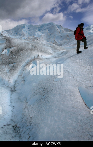 Vue sur le glacier Perito Moreno en Patagonie, Argentine, Amérique du Sud. Homme randonnée sur champ de glaces Banque D'Images