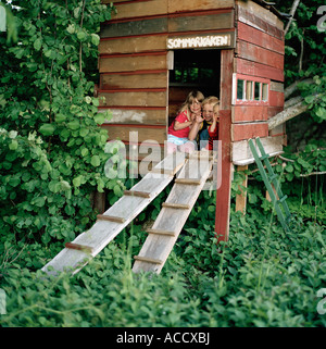 Cousins jouant dans une hutte. Banque D'Images