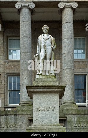 La statue de Humphry Davy le Cornish, inventeur du marché dans la rue juif dans penzance Cornwall, Angleterre Banque D'Images