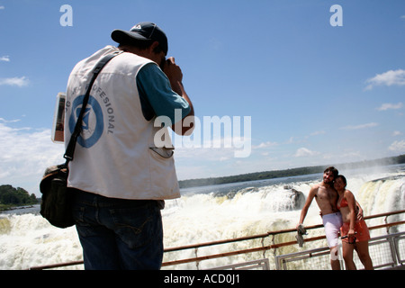 Le photographe à prendre des photos d'en face de la Gorge du Diable, d'Iguazu, Argentine Banque D'Images