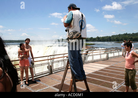 Le photographe à prendre des photos de touristes à la Gargante del Diablo ou Gorge du Diable à Iguazu Falls Banque D'Images