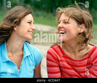 Deux amis heureux à l'extérieur. Banque D'Images