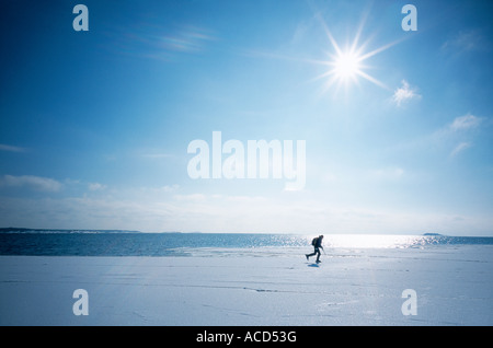 Silhouette d'une personne sur la glace. Banque D'Images