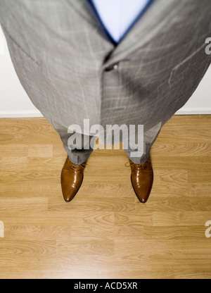 Un homme habillé en costume et chaussures brillant Banque D'Images