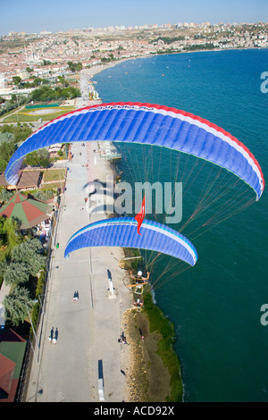 Deux parapentes en survolant la côte de Buyukcekmece aerial au sud-ouest de la Turquie Istanbul Banque D'Images