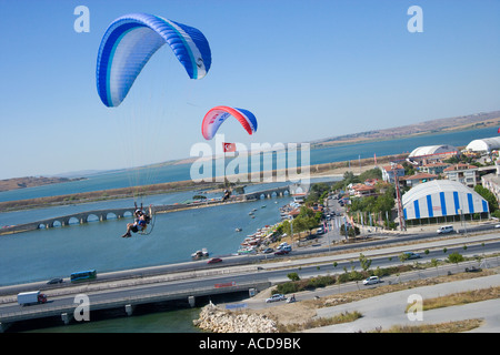 Deux parapentes en survolant la côte de Buyukcekmece aerial au sud-ouest de la Turquie Istanbul Banque D'Images