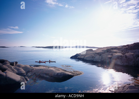 Deux personnes paddling kayaks. Banque D'Images