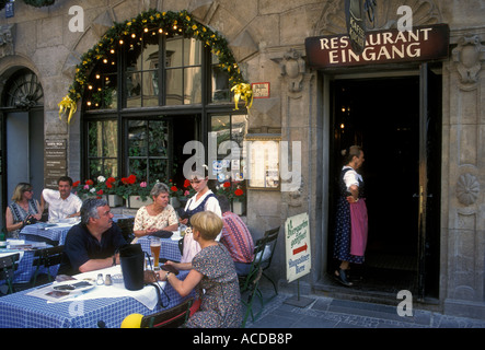 Peuple allemand, de la famille, manger le déjeuner, repas à l'extérieur, le service à table, le restaurant Augustiner, capital city, Munich, Haute-bavière État, l'Allemagne, de l'Europe Banque D'Images