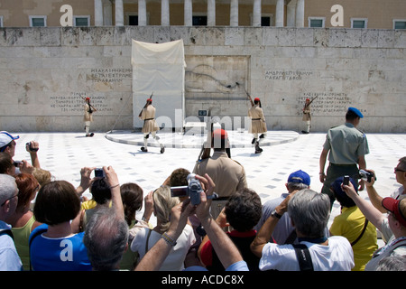 Les touristes photographier la relève de la garde des evzones des soldats de la Garde présidentielle sur la Tombe du Soldat inconnu Banque D'Images