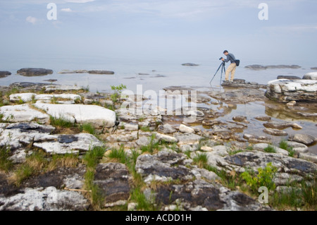 Jeune homme Prise de vue le long des rives du lac Michigan Rocky Point Toft Zone Naturelle Door County Wisconsin Banque D'Images