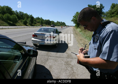 Agent de police automobiliste écrit un billet pour excès de vitesse dans une zone de construction Kansas City MO PD Banque D'Images