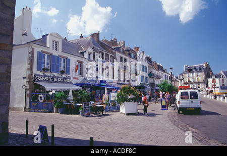 Scène de rue dans le charmant village de pêche colorés un menhir de la Bretagne France Banque D'Images