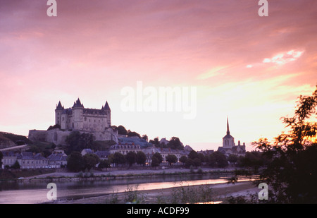 Le château qui domine la ville de Saumur et de la Loire au coucher du soleil de la vallée de la Loire France Banque D'Images