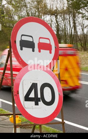 Une voiture roulant à travers les travaux routiers sur l'A66 près de Keswick, Cumbria, Royaume-Uni Banque D'Images