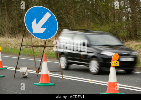 Une voiture roulant à travers les travaux routiers sur l'A66 près de Keswick, Cumbria, Royaume-Uni Banque D'Images