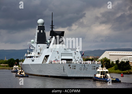 Le HMS Daring un de la Royal Navy s nouveaux destroyers Type 45 met les voiles pour les essais en mer Banque D'Images