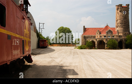 Wagon couvert rouge et Santa Fe Depot Museum Shawnee OK USA Banque D'Images