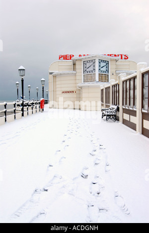 Sur la neige 24 janvier 2007 Jetée de Worthing West Sussex UK Footprints in snow Banque D'Images