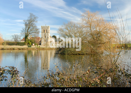 Village Falmer sud près de Brighton East Sussex montrant pond et néo église St Lawrence Norman Banque D'Images