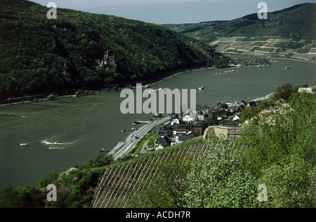 Géographie / voyages, Allemagne, Hesse, Rüdesheim am Rhein, quartier Assmannshausen, vue sur la ville, avec le Rhin et le château de Rheinstein, Banque D'Images