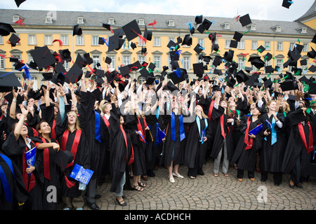 900 alumni ont obtenu leur diplôme lors d'une cérémonie à l'université de Bonn Banque D'Images