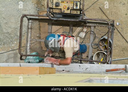 Vue aérienne de soudeur Arc Construction Worker Building Looking Down, USA Banque D'Images