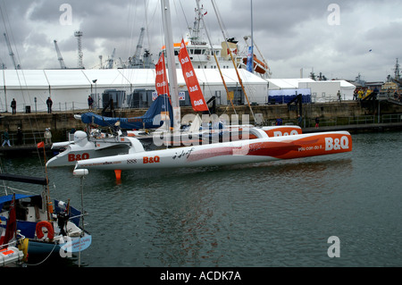 Ellen MacArthur en trimaran s Royal Naval base Portsmouth Hampshire Angleterre Royaume-Uni Royaume-Uni Grande-bretagne Go Europe Banque D'Images