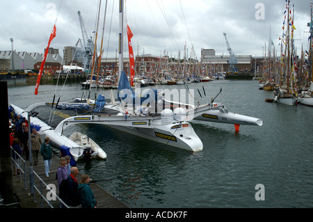 Ellen MacArthur en trimaran s Royal Naval base Portsmouth Hampshire Angleterre Royaume-Uni Royaume-Uni Grande-bretagne Go Europe Banque D'Images