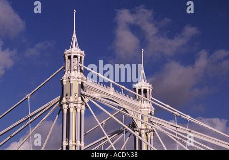 Albert Bridge : détail de ferronnerie ouvragée peinte de couleur pastel, les colonnes et les câbles de suspension, Londres, Angleterre Banque D'Images