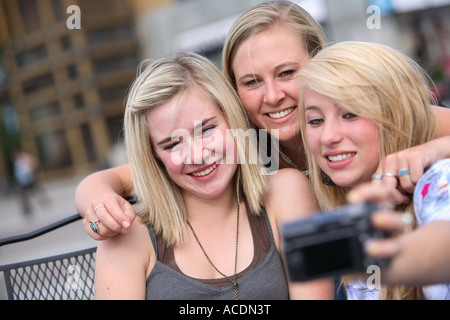 Groupe d'amies prendre un autoportrait Banque D'Images