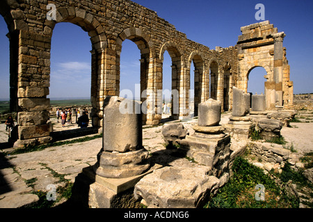 Les touristes explorer Volubilis, ancienne cité romaine site et Site du patrimoine mondial de l'Unesco au Maroc. Banque D'Images