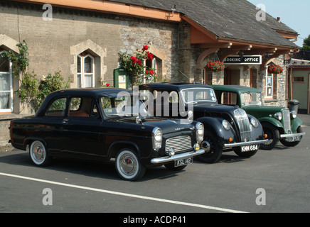 Vieille Ford Anglia 8 Morris et Austin 7 stationné à Ashburton Gare Banque D'Images