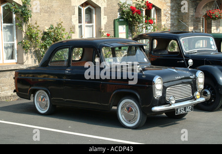 Vieille Ford Anglia et Morris 8 stationné à Ashburton Gare Banque D'Images