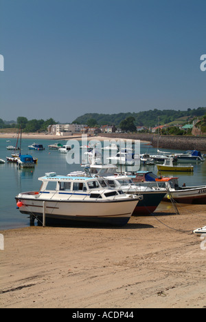 Et échoués sur les bateaux amarrés au port de Gorey Jersey Channel Islands Banque D'Images