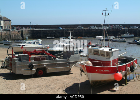 Et échoués sur les bateaux amarrés au port de Gorey Jersey Channel Islands Banque D'Images