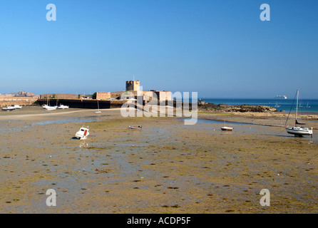 St Aubins fort dans la baie avec en arrière-plan, St Helier, Jersey Channel Islands Banque D'Images