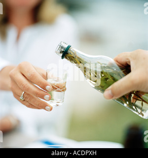 Verser dans un verre d'alcool en milieu de l'été en Suède close-up . Banque D'Images