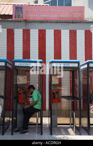 Indien à l'aide de Singapore Telecom cardphone phone booth par Sri Veeramakaliamman Temple Hindou de Singapour Little India Banque D'Images