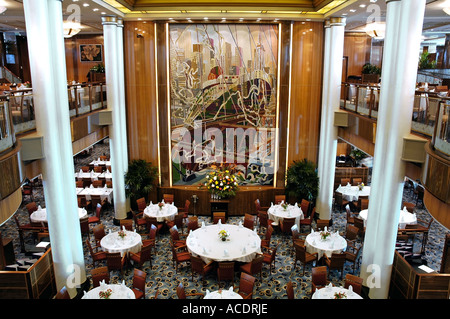 Restaurant Britannia énorme à bord de navire de croisière Queen Mary 2 Banque D'Images