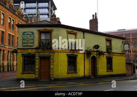 Carreaux de céramique pev pub peveril of the peak public house Manchester Manchester traditionnelle originale détail bâtiment protégé arch Banque D'Images