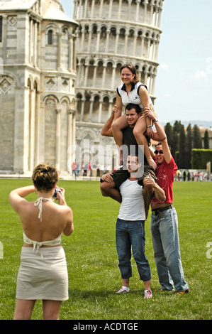 Groupe de jeunes se présentant comme un humain Tower, la Tour de Pise, Italie Banque D'Images
