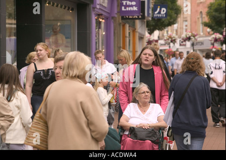 Mobilité shopper et autres clients dans le centre-ville de Carlisle Banque D'Images