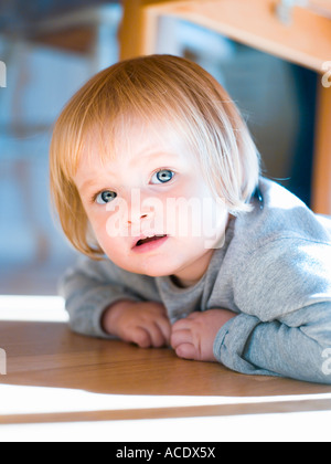 Une fille allongée sur un plancher. Banque D'Images