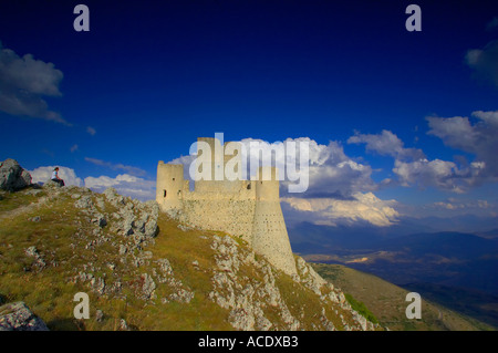 Les ruines de Rocca Calascio dans le Parc National du Gran Sasso Abruzzes Italie Banque D'Images